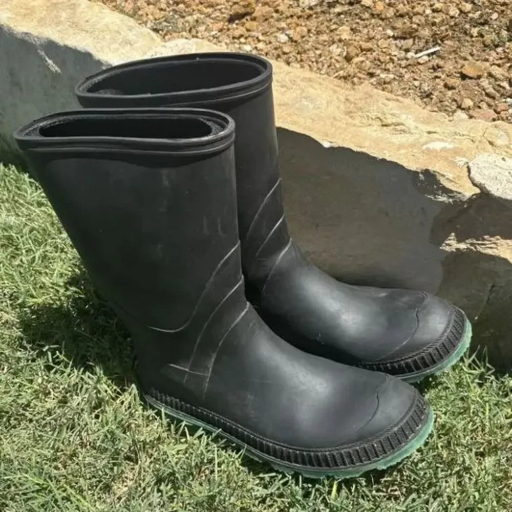 Black Rubber Rain Work Boot Waterproof Youth Size 8 USA, Thick Green Tread
